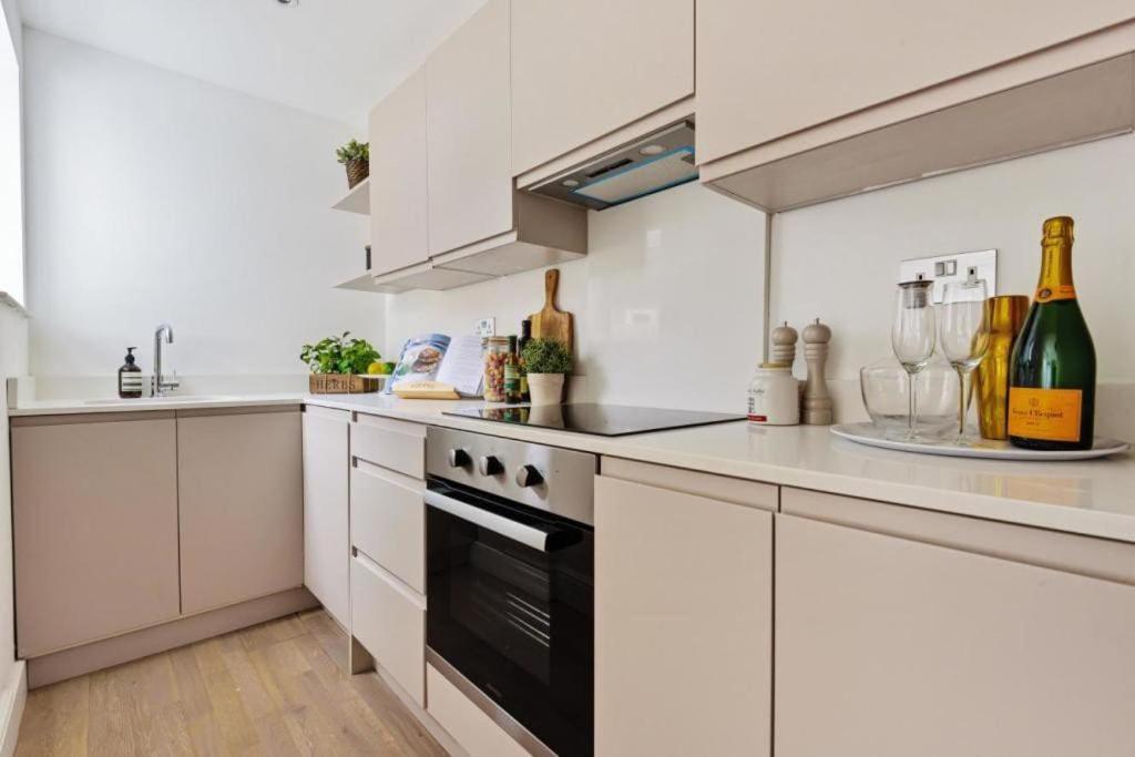 Amazing 3 Bed Interior Designed House With Garden - 114 The Hervey London Exterior photo